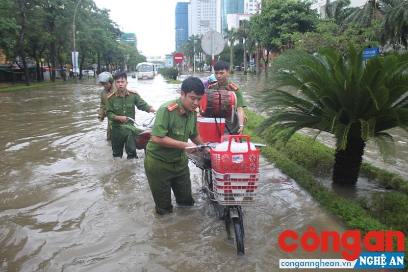 Lực lượng Công an luôn sát cánh cùng nhân dân trong mọi hoàn cảnh