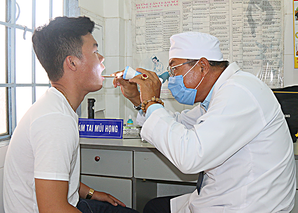 Nhân viên y tế khám sức khỏe nghĩa vụ quân sự cho thanh niên thị trấn Long Hải (huyện Long Điền), sáng 5-11. Ảnh: HOÀNG TRANG