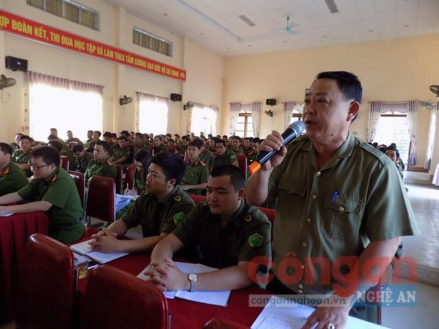 Lãnh đạo Công an huyện tiếp thu, giải trình các ý kiến  đóng góp của cán bộ và nhân dân trên địa bàn
