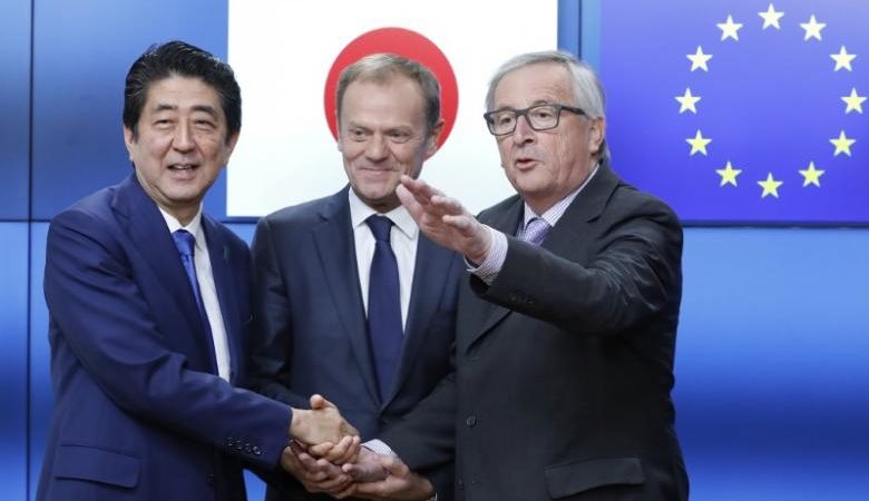 Thủ tướng Nhật Bản Shinzo Abe và Chủ tịch Ủy ban châu ÂU (EC) Jean-Claude Juncker (phải) và Chủ tịch Hội đồng châu Âu Donald Tusk tại lễ ký FTA Nhật Bản-EU.  
