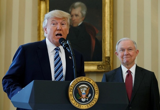 Tổng thống Mỹ và Bộ trưởng Jeff Sessions. Ảnh Reuters.