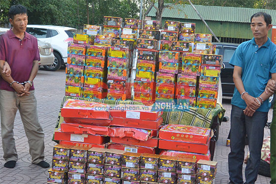 2 đối tượng và tang vật tại cơ quan Công an