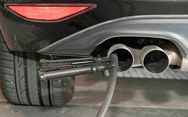 Kiểm tra ống xả của xe ô tô Volkswagen Golf 2.0 tại Ludwigsburg, tây nam Đức.