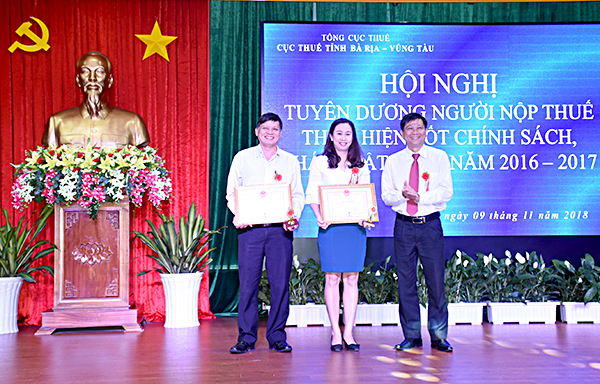 Đồng chí Trần Văn Tuấn, Phó Chủ tịch HĐND tỉnh trao Bằng khen của UBND tỉnh cho 2 DN chấp hành tốt chính sách thuế năm 2016.