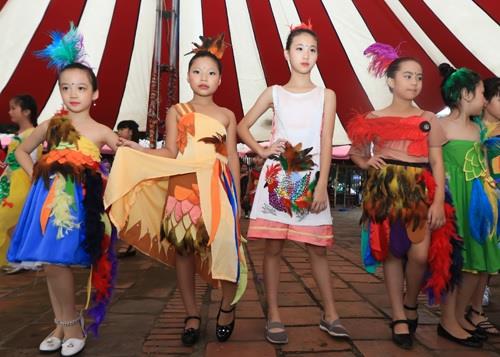 Áo dài từ họa tiết của tranh dân gian Kim Hoàng.
