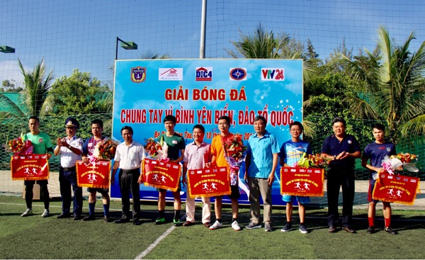 Đại diện Ban tổ chức trao cờ lưu niệm cho các đội dự giải.