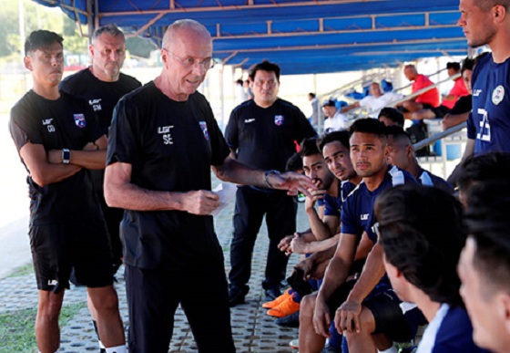 HLV Sven Goran Eriksson trao đổi với các cầu thủ Philippines. Nguồn: bongdaplus.vn