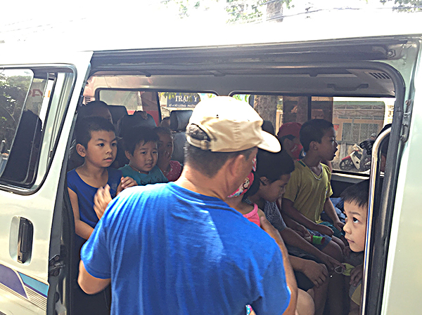 Tình trạng nhồi nhét các em học sinh trên xe dịch vụ đưa đón học sinh (ảnh chụp tại cổng Trường TH Phước Thắng, TP.Vũng Tàu).