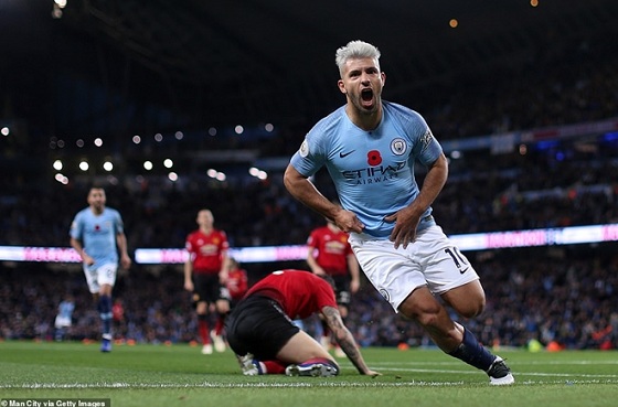 Aguero với màu tóc lạ giúp ManCity 