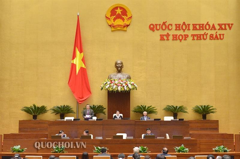 Phó Chủ tịch Quốc hội Phùng Quốc Hiển điều hành nội dung phiên họp