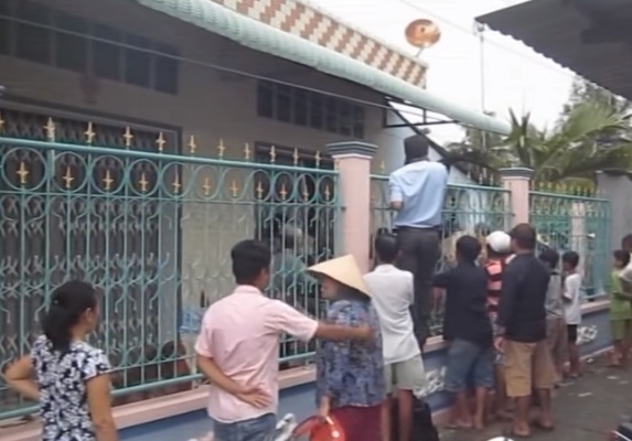 Các hụi viên tụ tập tại nhà một chủ hụi đã 
