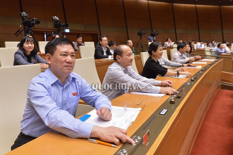 Các đại biểu Quốc hội nhấn nút thông qua