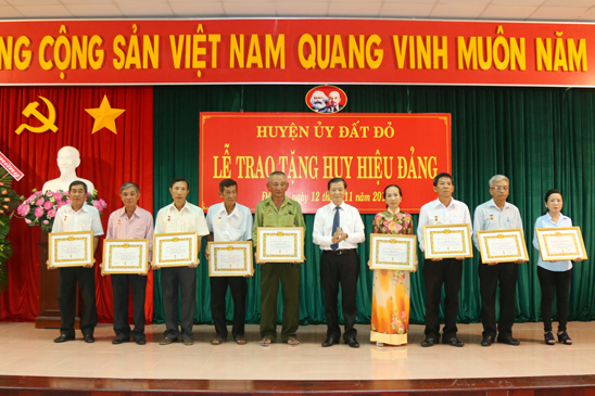 Đồng chí Lương Trí Tiên, Ủy viên Ban Thường vụ Tỉnh ủy, Trưởng Ban Nội chính Tỉnh ủy trao Huy hiệu 30, 55 tuổi Đảng cho các đảng viên. 