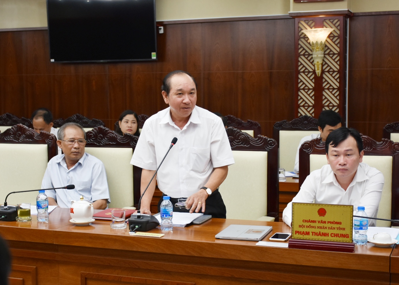 Đồng chí Huỳnh Văn Hồng, Phó Trưởng Ban Văn hóa-Xã hội HĐND tỉnh báo cáo về kết quả khảo sát công tác đầu tư, sử dụng các công trình hồ bơi trên địa bàn tỉnh.