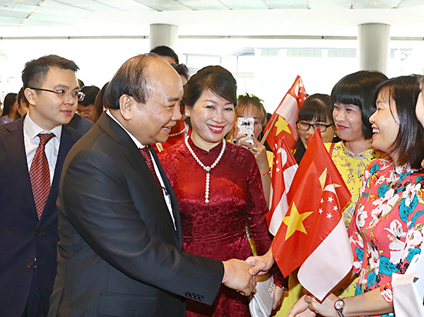 Cán bộ, nhân viên Đại sứ quán Việt Nam đón Thủ tướng Nguyễn Xuân Phúc và Phu nhân tại sân bay quốc tế Changi.