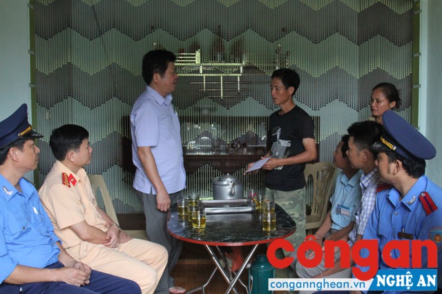 Đồng chí Võ Minh Đức – Chánh văn phòng Ban An toàn giao thông tỉnh thăm hỏi gia đình nạn nhân tử vong do tai nạn giao thông