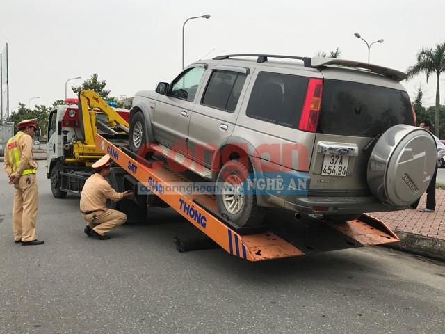 Công an TP Vinh xử lý 1 “xe dù” khi tài xế bất hợp tác