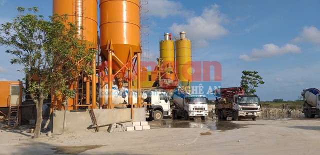 Trạm trộn bê tông của Công ty CP Xây lắp Giang Sơn hoạt động rầm rộ lâu nay