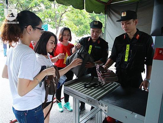 Lực lượng Công an kiểm tra kỹ các cổ động viên trước khi vào sân