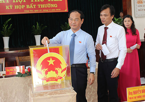 Các đại biểu HĐND TP. Vũng Tàu khóa VI bỏ phiếu bầu chức danh Phó Chủ tịch UBND TP. Vũng Tàu đối với ông Vũ Hồng Thuấn.