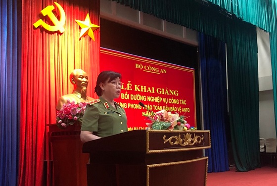 Trung tướng Trần Thị Ngọc Đẹp phát biểu tại Lễ khai giảng.
