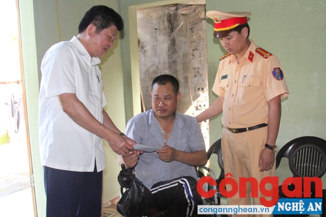 Anh Hồ Văn Vi có hoàn cảnh hết sức khó khăn, TNGT khiến anh bị chấn thương cột sống, nằm một chỗ, ngồi xe lăn