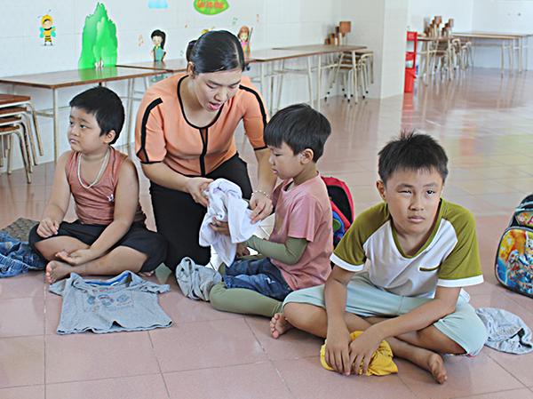 Giáo viên Trường MN Minh Đăng (TP.Vũng Tàu) hướng dẫn HS khuyết tật gấp quần áo.