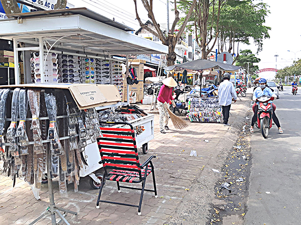 Buôn bán lấn chiếm vỉa hè trên Quốc lộ 55, đoạn trước chợ Phước Bửu (TT.Phước Bửu).