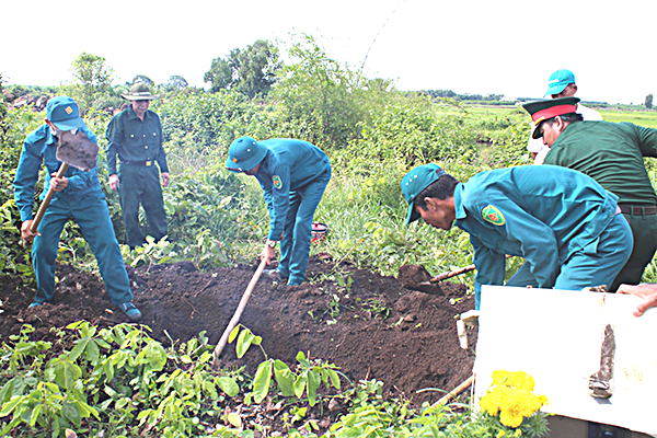 Ban CHQS huyện Đất Đỏ tìm kiếm và quy tập hài cốt liệt sĩ tại xã Phước Long Thọ.