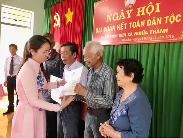 Bà Nguyễn Thị Thanh Yên, Chủ tịch UBMTTQVN xã Nghĩa Thành (huyện Châu Đức) trao giấy công nhận “Gia đình văn hóa” cho các hộ dân tiêu biểu trong thôn.