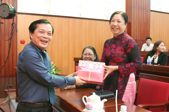 Đồng chí Hồ Văn Lợi, Bí thư Huyện ủy Đất Đỏ tặng quà cho giáo viên nhân dịp họp mặt.