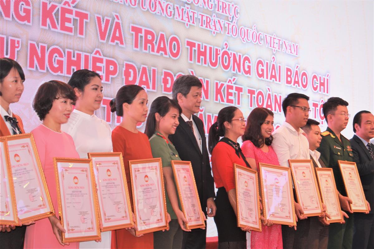 Trao giải C cho các tác giả