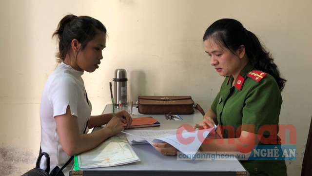 Cán bộ Công an phường Hưng Bình hướng dẫn người dân giải quyết thủ tục hành chính