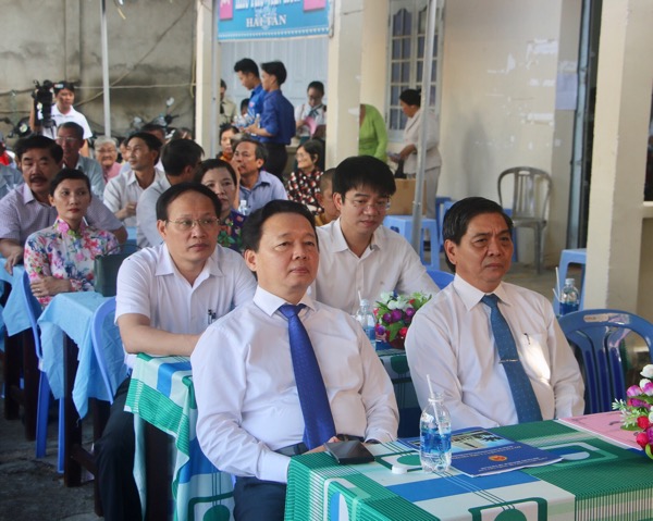 Các đồng chí: Trần Hồng Hà, Ủy viên Trung ương Đảng, Bộ trưởng Bộ TN-MT; Lê Tuấn Quốc, Phó Chủ tịch UBND tỉnh tại ngày hội.