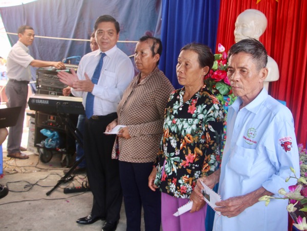 Đồng chí Lê Tuấn Quốc, Phó Chủ tịch UBND tỉnh tặng quà cho người nghèo của khu phố Hải Tân, thị trấn Long Hải (huyện Long Điền).