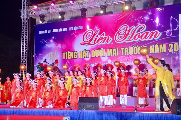 Tiết mục văn nghệ “Lời ru Âu Lạc” của Trường TH Quang Trung tại đêm khai mạc.