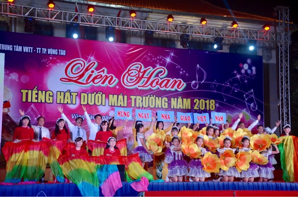 Trường TH Long Sơn 2 với tiết mục văn nghệ “Tự hào nhà giáo Việt Nam”.