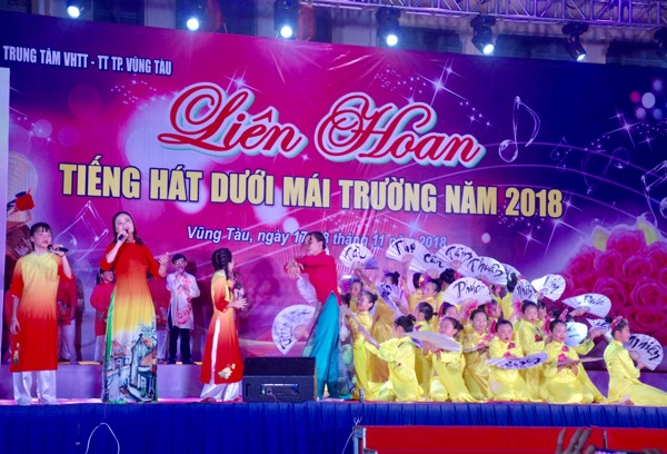 Trường TH Lê Lợi với tiết mục văn nghệ “Thương ca Tiếng Việt” tại Liên hoan.