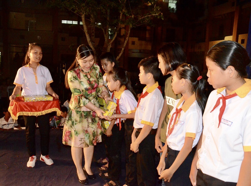 Bà Dương Thị Thảo, Phó Chủ tịch UBND thị trấn Ngãi Giao trao quà cho học sinh nghèo vượt khó.