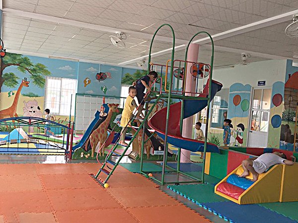 Phòng chơi cũng là phòng tập vật lý trị liệu của trẻ.