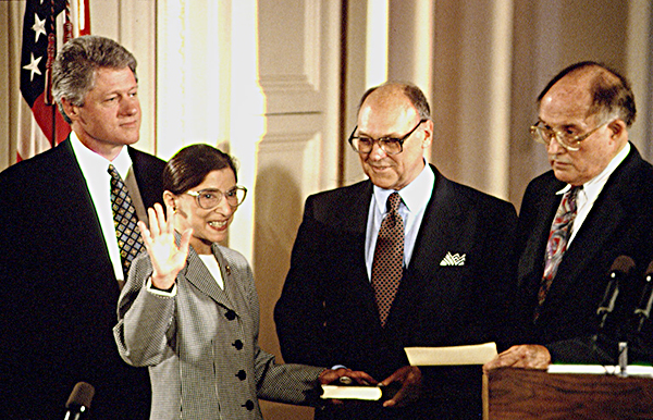 Bà Bader Ginsburg tuyên thệ trở thành thẩm phán Tòa án Tối cao năm 1993.