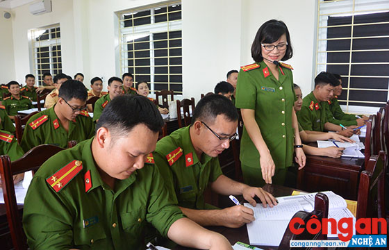 Trong những năm qua, công tác đào tạo, huấn luyện nghiệp vụ của Công an Nghệ An đạt nhiều kết quả nổi bật (Trong ảnh: Giờ học Ngoại ngữ của lớp đại học hệ vừa học vừa làm tại Trung tâm Huấn luyện, bồi dưỡng nghiệp vụ)
