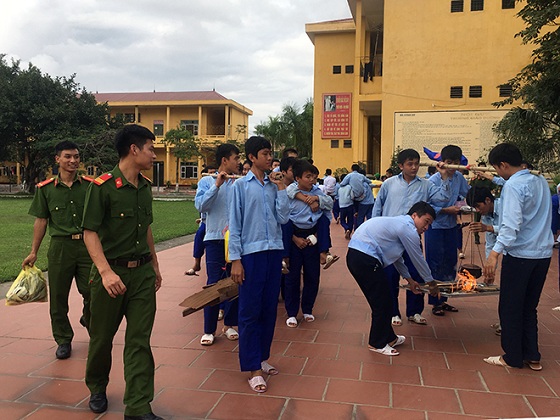Các học sinh Trường Giáo dưỡng số 2 tham gia hội thi nấu cơm niêu trong ngày 17-11.