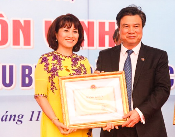 Thứ trưởng Bộ GD-ĐT Nguyễn Hữu Độ trao Bằng khen của Bộ trưởng Bộ GD-ĐT cho Nhà giáo tiêu biểu toàn quốc năm 2018 Nguyễn Thị Thu Thuỷ, Hiệu trưởng Trường MN Châu Thành.