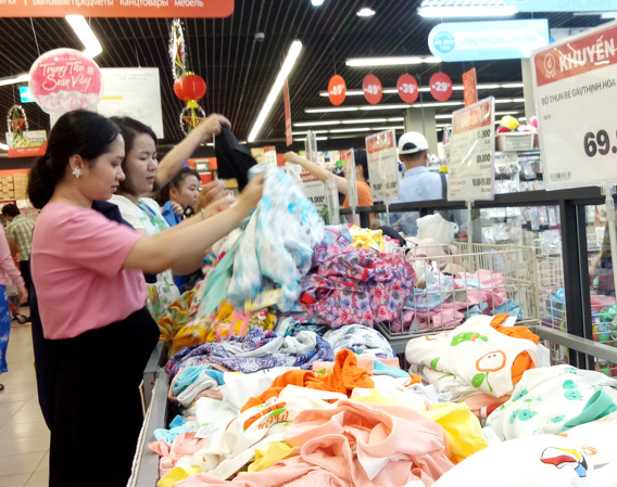 Khách hàng chọn mua quần áo tại Siêu thị Lotte mart Vũng Tàu. 
