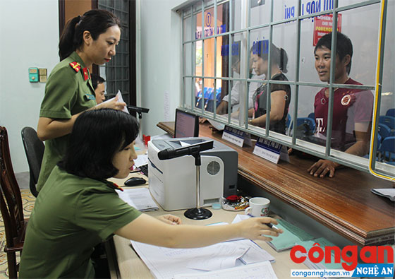 Các bước tiếp nhận và giải quyết hồ sơ đề nghị cấp hộ chiếu đều được cán bộ Phòng Quản lý xuất nhập cảnh xử lý nhanh chóng, đúng quy trình