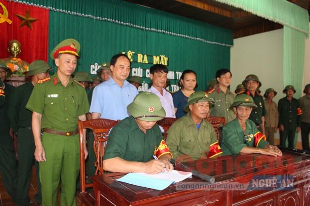 Đại diện 9 khu dân cư trên địa bàn xã Nghi Đồng ký cam kết thực hiện các nội dung tại lễ ra mắt mô hình “Cựu chiến binh với công tác đảm bảo ANTT”