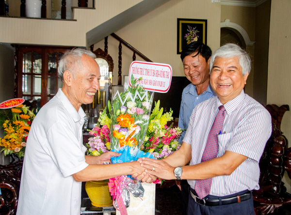 Đại diện văn phòng Tỉnh ủy, Sở GD-ĐT tặng hoa chúc mừng đồng chí Lại Văn Khuể.