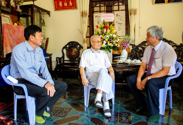 Đại diện Văn phòng Tỉnh ủy, Sở GD-ĐT thăm hỏi sức khỏe đồng chí Nguyễn Minh Huệ, nguyên Phó Giám đốc Sở GD-ĐT.