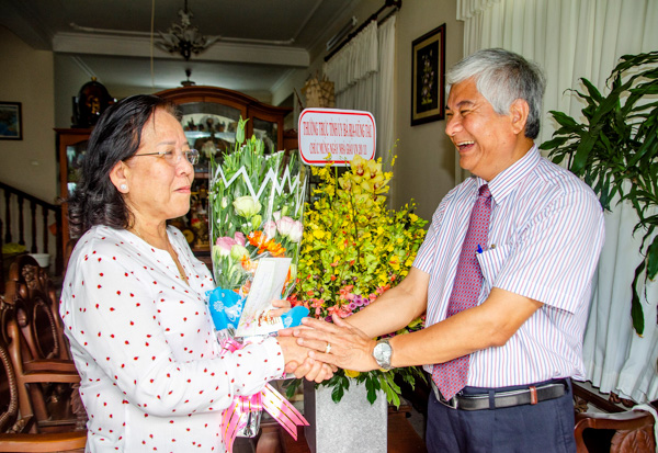 Đồng chí Nguyễn Thanh Giang, Giám đốc Sở GD-ĐT tặng hoa chúc mừng đồng chí Nguyễn Thị Chim Lang, nguyên Giám đốc Sở GD-ĐT.